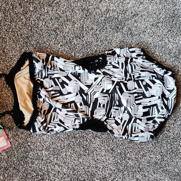 Circle Waist Monokini Crochet Detail One Piece Swimsuit - Picture 5 of 7